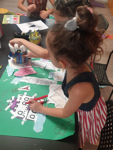 A child participating in art therapy activities of the Colors of Kindness in Greece (Amal Alliance & ARSIS Copyright 2022).