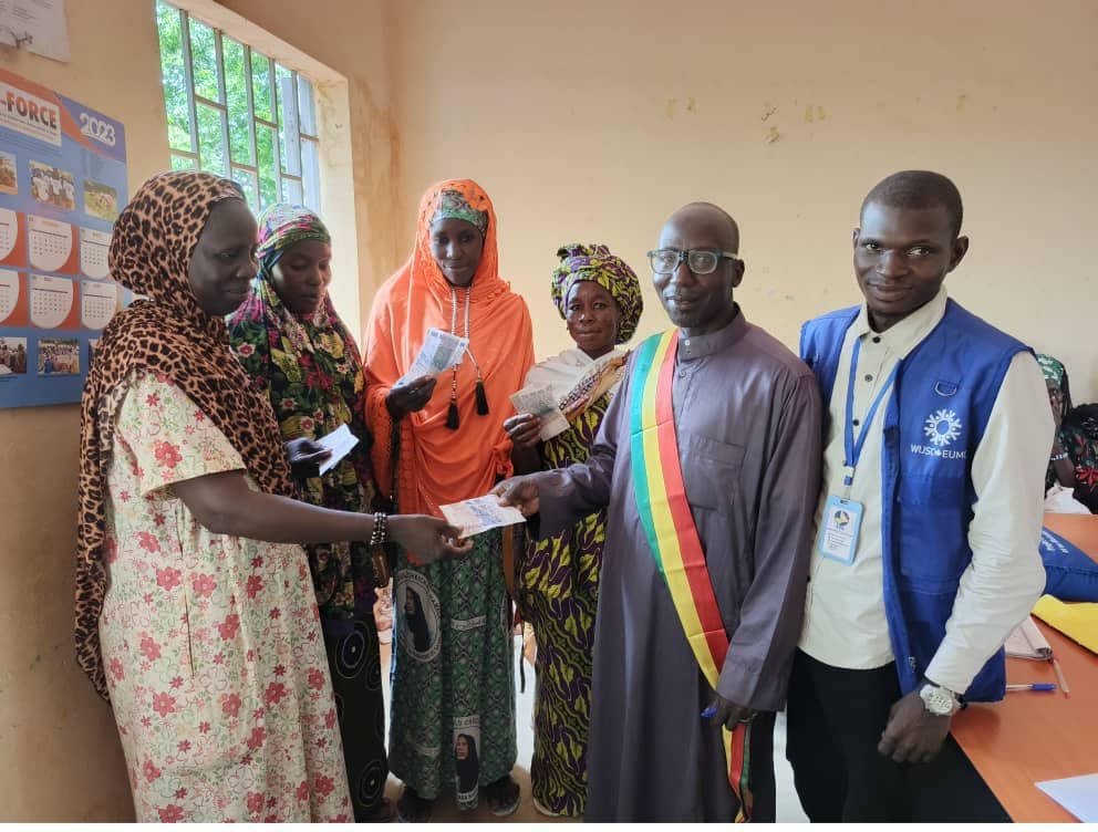 Distribution of cash transfers to mothers receiving support, in the presence of the Deputy Mayor of Boidié and Soungola, Ségou region, in Mali.